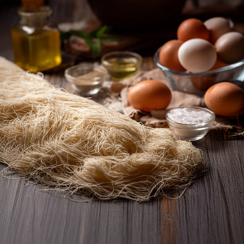 κανταΐφι σε σκούρο φόντο και αυγά