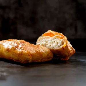 μπουγάτσα τυρί κομμένη στη μέση