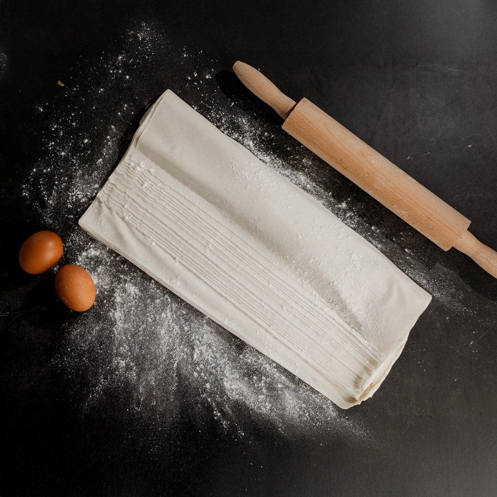 κάθετο πλάνο από ένα φύλλο κρούστα για κουρκουμπίνι, 2 αυγά και έναν πλάστη