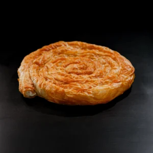 στριφτή πίτα σε σκούτο φόντο