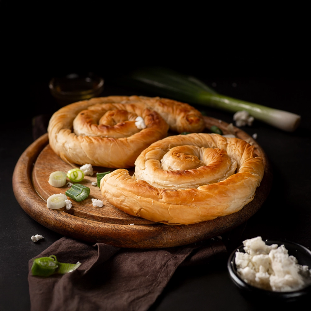 στριφτές ατομικές σε σκούρο φόντο με τυρί και πράσο