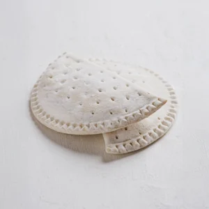 2 τεμάχια κατεψυγμένης τυρόπιτας σε σχήμα οβάλ