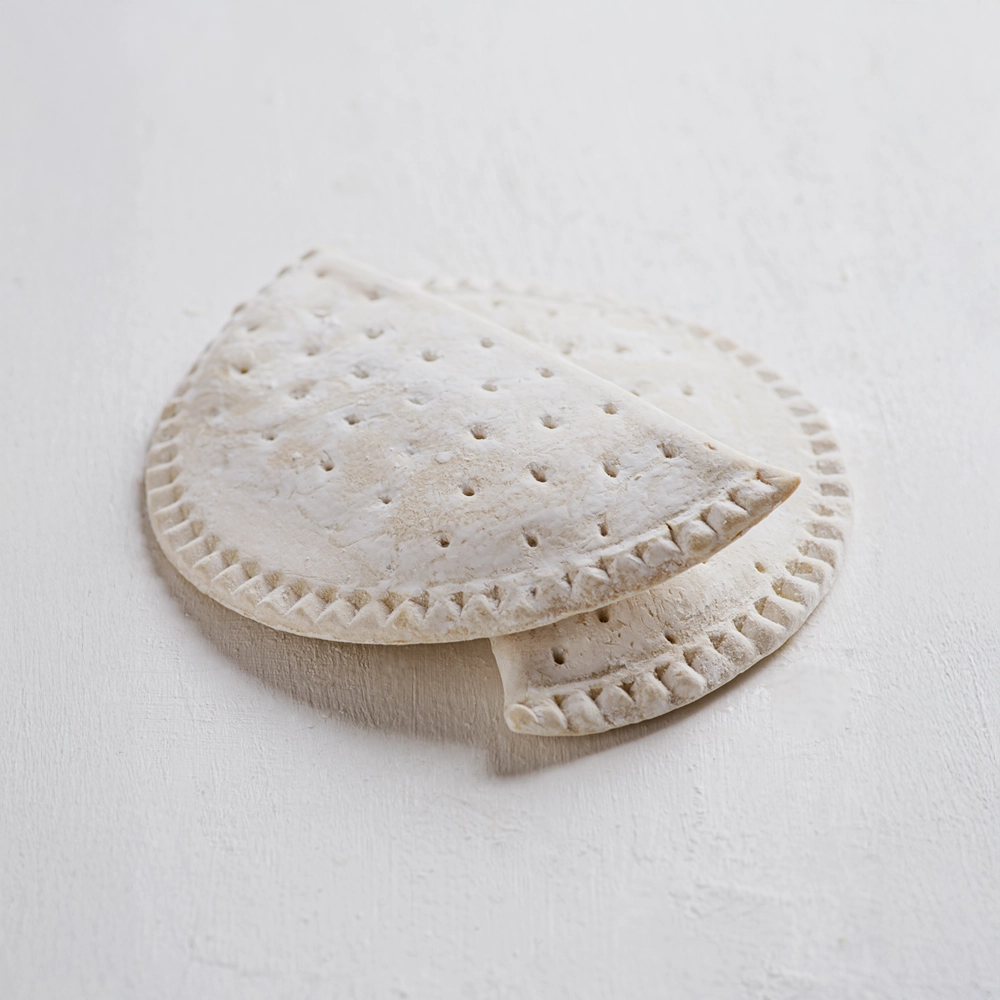 2 τεμάχια κατεψυγμένης τυρόπιτας σε σχήμα οβάλ