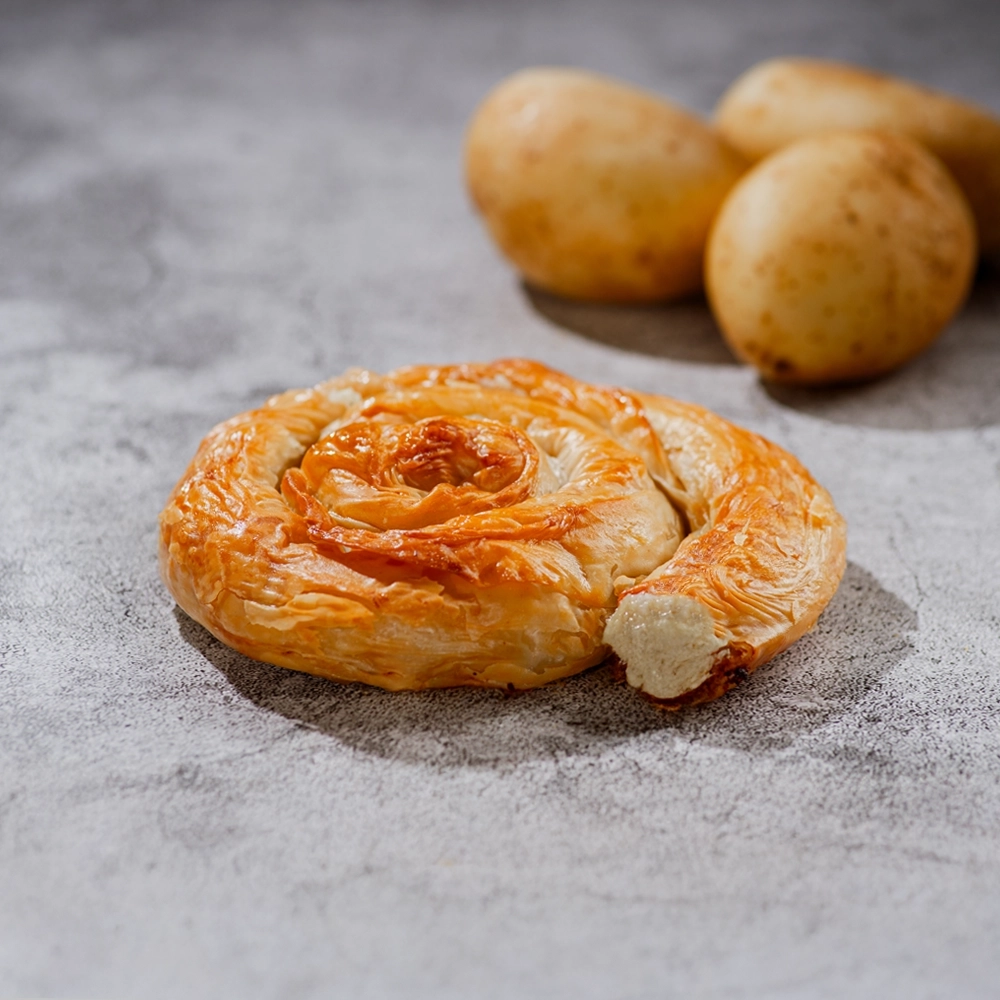 κοντινό πλάνο από στριφτό με γέμιση πατάτα νηστίσιμο